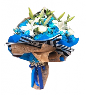 Premium Beyaz Lilyum ve Mavi Papatya Buketi (~35 cm)